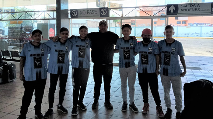 Futbolistas de academia AGR Degollado llegan a las instalaciones de Cruz Azul