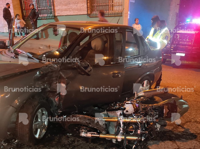 Moto se estrella contra auto en La Piedad, los 2 conductores lesionados