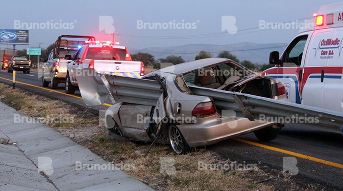Valla atraviesa auto en carretera Pénjamo – Abasolo; conductor de salva milagrosamente