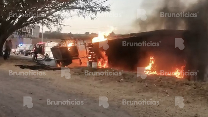 Choque de auto y traíler en Degollado deja 1 persona prensada y las unidades en llamas