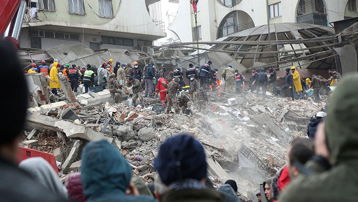 Terremotos sacuden Turquía y Siria se dice que hay entre 1800 y 2300 muertos