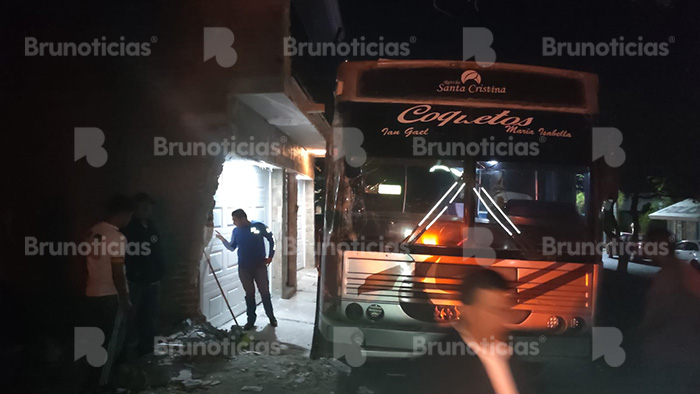 Camión choca contra casa en Ciudad del Sol, La Piedad