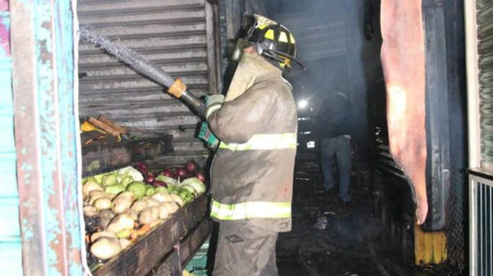 Incendio en el centro de Pénjamo acaba con 10 puestos del comercio informal
