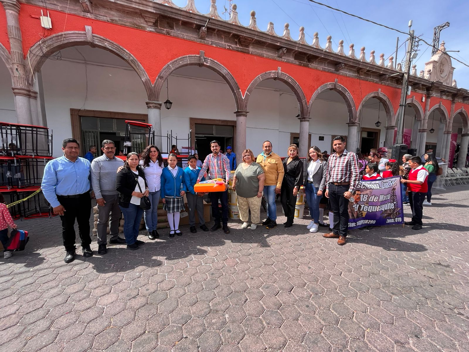17 planteles escolares de Yurécuaro reciben mobiliario y equipo