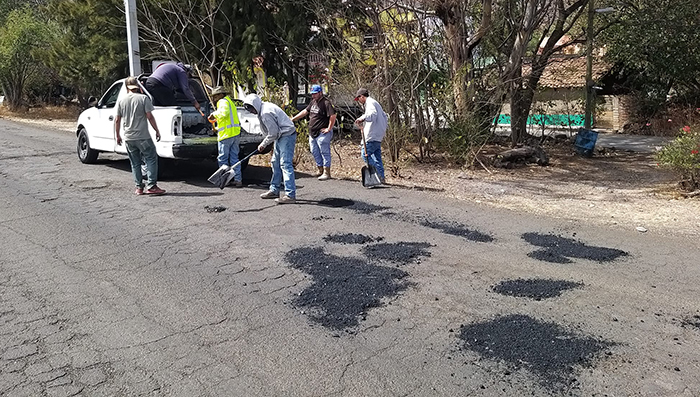 Alcalde de Zináparo, diputado y ciudadanos cooperan para bacheo en carretera a Penjamillo