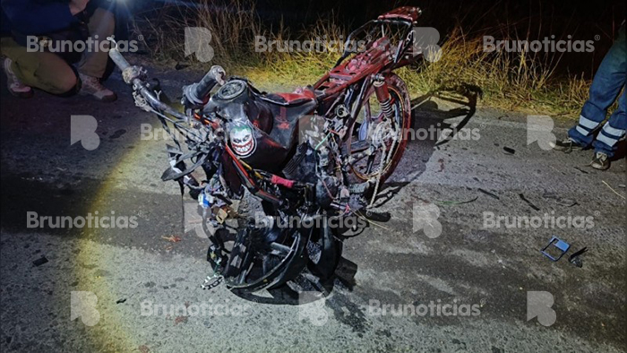 2 jóvenes motociclistas mueren en camino rural de Vista Hermosa, Michoacán