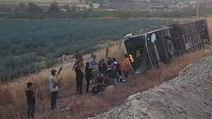 9 lesionados dejó volcadura de autobús en Huáscato, Degollado