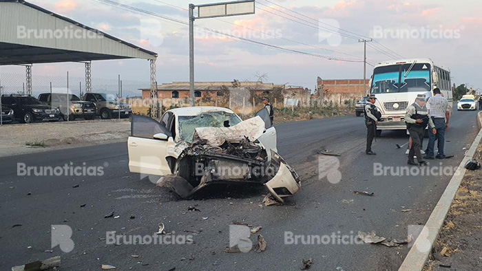 Minibús embiste a sedán en La Piedad; el conductor del auto fue hospitalizado