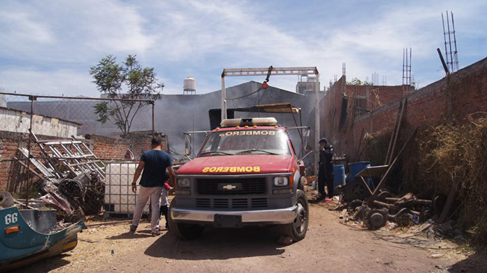 Quemazón de pastizal se convierte en incendio que afecta taller y casa en La Piedad