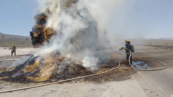 Tráiler con alfalfa, procedente de La Piedad, se incendia en carretera Monterrey – Saltillo.