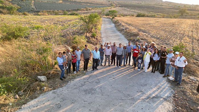 En Taquiscuareo, La Piedad se mejoran los caminos rurales