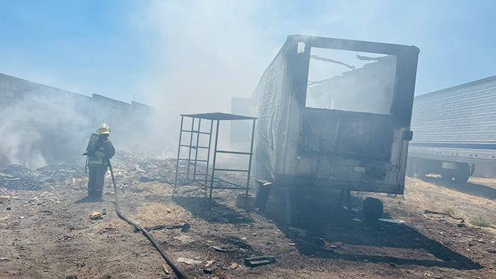 Incendio arrasa taller de camiones en La Piedad