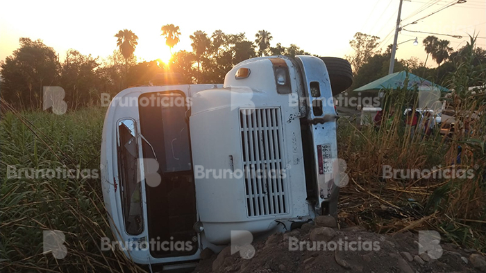 6 lesionados en carretera Ecuandureo – Zamora tras choque de autobús y camión