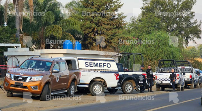Se enfrentan sujetos armados en Tangancícuaro; hay 1 muerto y camionetas baleadas