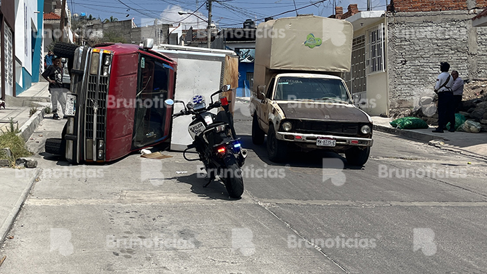 Volcadura de camioneta en calle Chilpancingo de La Piedad provoca “pérdidas frutales”