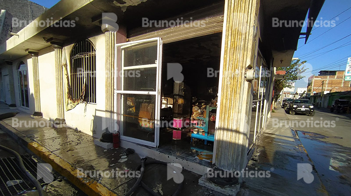Incendio consume tienda de regalos en Santa Ana Pacueco
