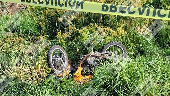 Motociclista sale de carretera, cae en canal y muere; sucedió en Abasolo