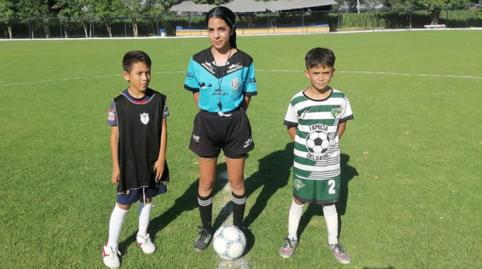 Mujer se estrena como árbitro en Liga Infantil de futbol empresarial LECFA en La Piedad