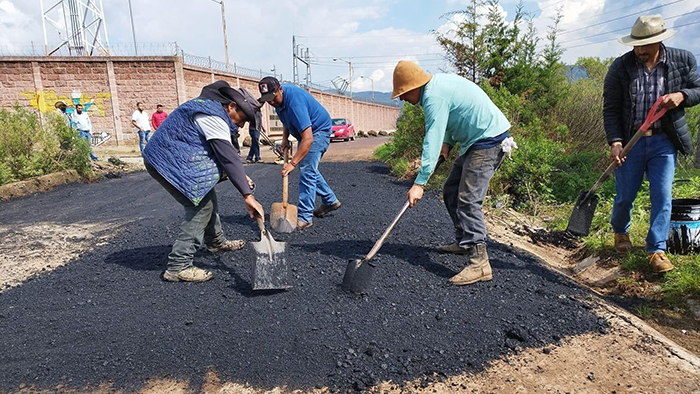 Entrega SCOP asfalto a 8 municipios de la región; lo aplican en bacheo