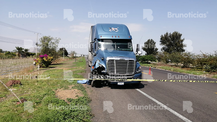 Trailer atropella a motociclista en carretera Yurécuaro – La Piedad; perdió la vida