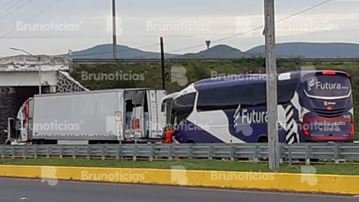 Choque de autobús y tráiler en la caseta de Ecuandureo deja 1 muerto y 1 prensado