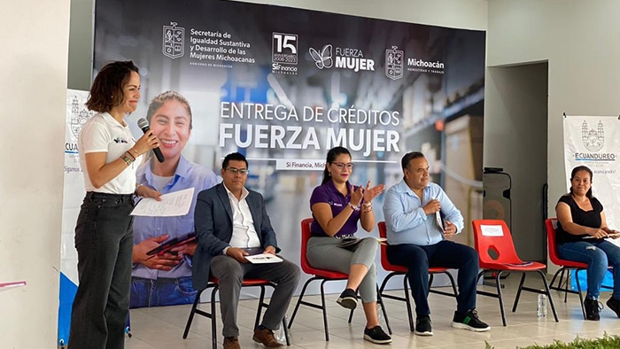26 mujeres de Ecuandureo reciben créditos por $400 mil pesos