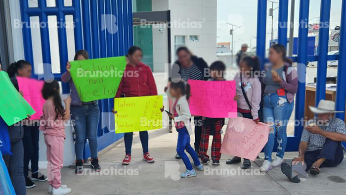 Protestan afuera de la Fiscalía en Pénjamo; por falta de avances en caso de madre e hijo atropellados en enero