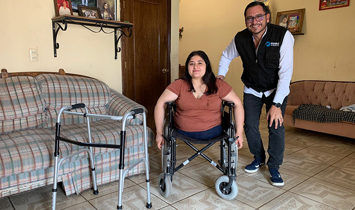 Hugo Anaya dota de sillas de ruedas a personas del distrito