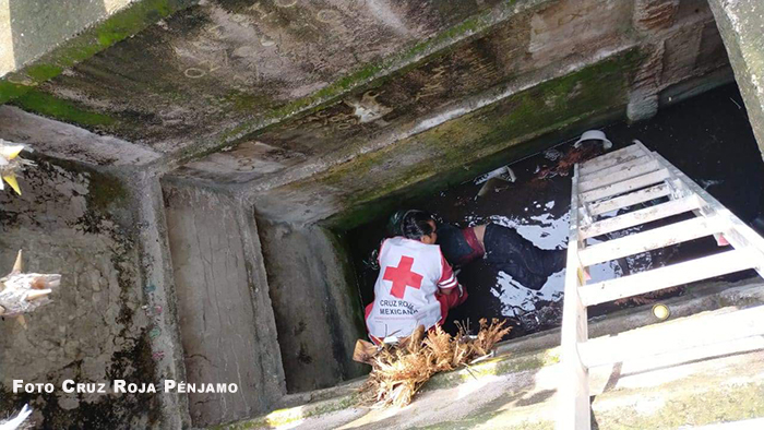 En el panteón de Pénjamo se oyeron gritos desde una cripta; rescataron a 1 hombre