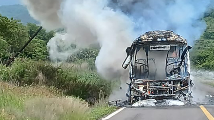 Incendio en autobús cerca de San Felipe Chilarillo, Pénjamo deja unidad calcinada pero sin lesionados