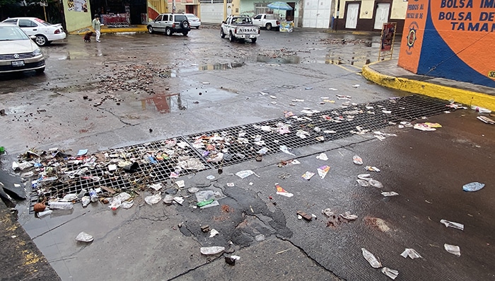 Tormenta en La Piedad evidencia la basura y escombro que se deja en la calle