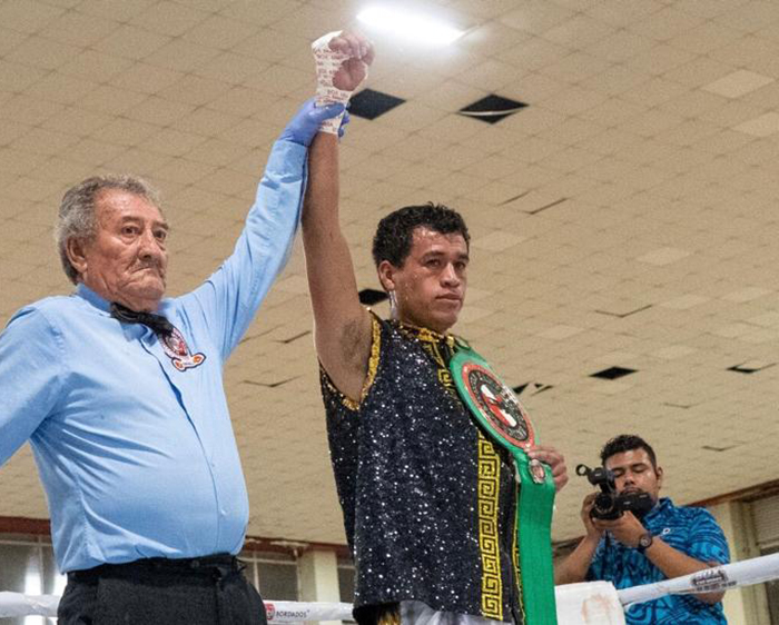 Gatito Pérez de Degollado noqueó en el 2do asalto a boxeador de Uruapan