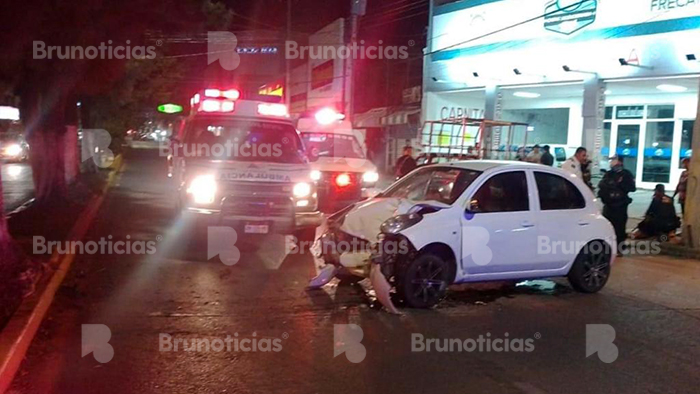 Elementos de Guardia Nacional chocan contra un árbol sobre el boulevard Lázaro Cárdenas de La Piedad