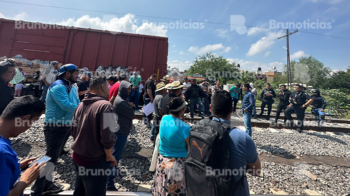 CNTE bloqueó vías del tren en Yurécuaro y oficinas de la SEE