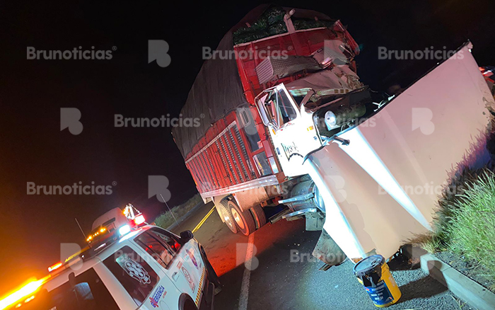 Aparatoso choque de camiones torton en carretera La Piedad – Yurécuaro deja 1 lesionado grave