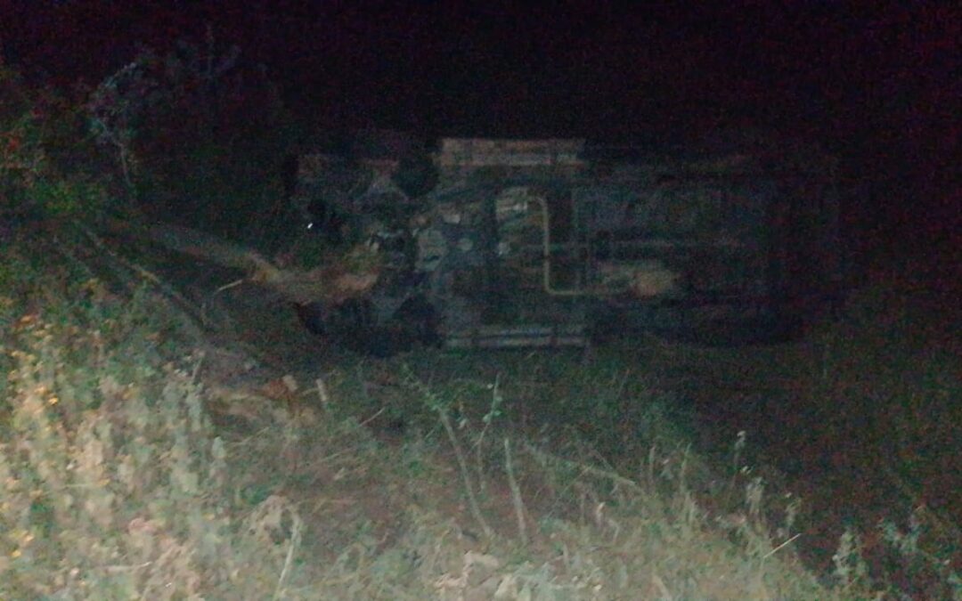 Volcadura de camioneta en la carretera Numarán – Zináparo deja 1 herido