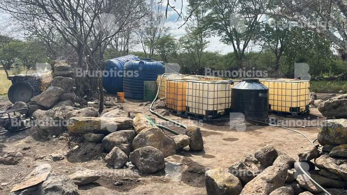 Aseguran 14 contenedores con combustible robado en El Tecolote, Degollado