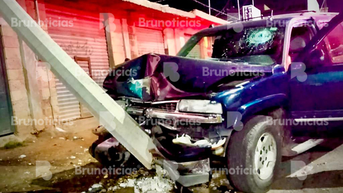 Choque de Suburban contra poste en La Piedad; conductor abandona vehículo