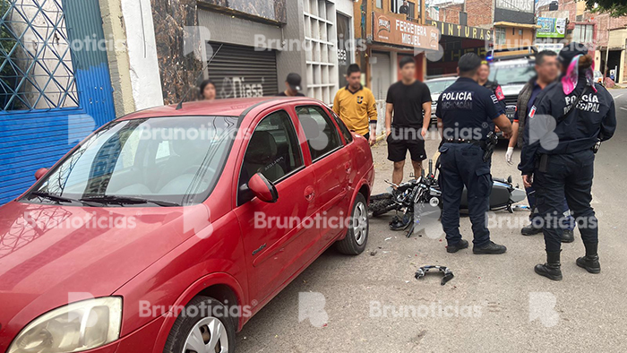 Motociclista choca con auto estacionado en La Piedad; tuvo que ser hospitalizado