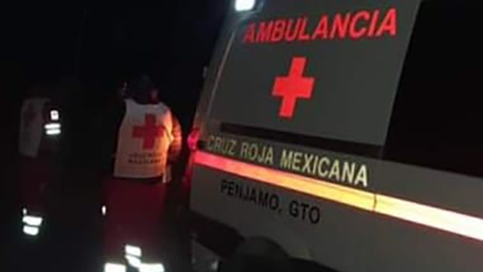 Motociclista choca contra camión en carretera Pénjamo – La Piedad; el casco lo salvó