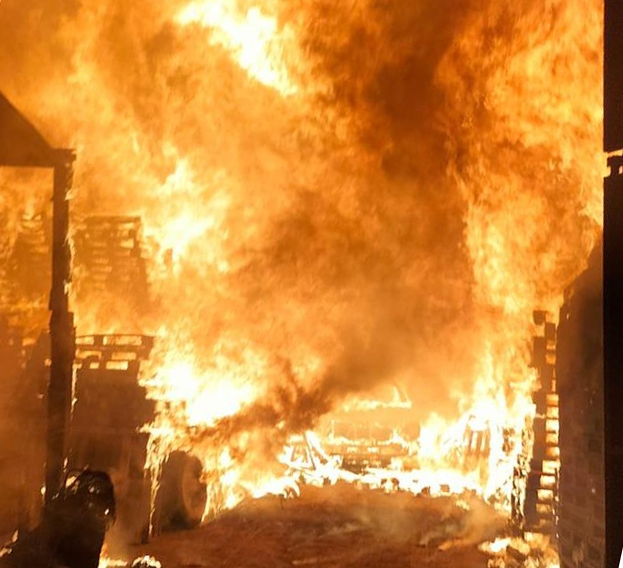 Incendio acaba con cientos de tarimas de madera en La Piedad