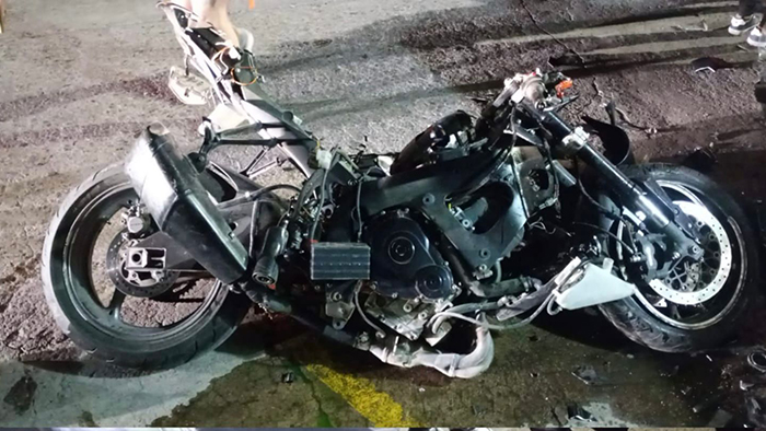 Choque de moto contra vehículo estacionado; deja al motociclista herido de gravedad