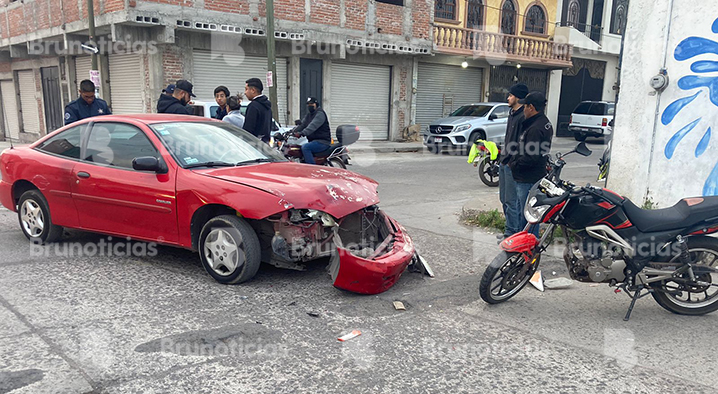1 Lesionado tras choque de auto y moto en Santa Ana Pacueco