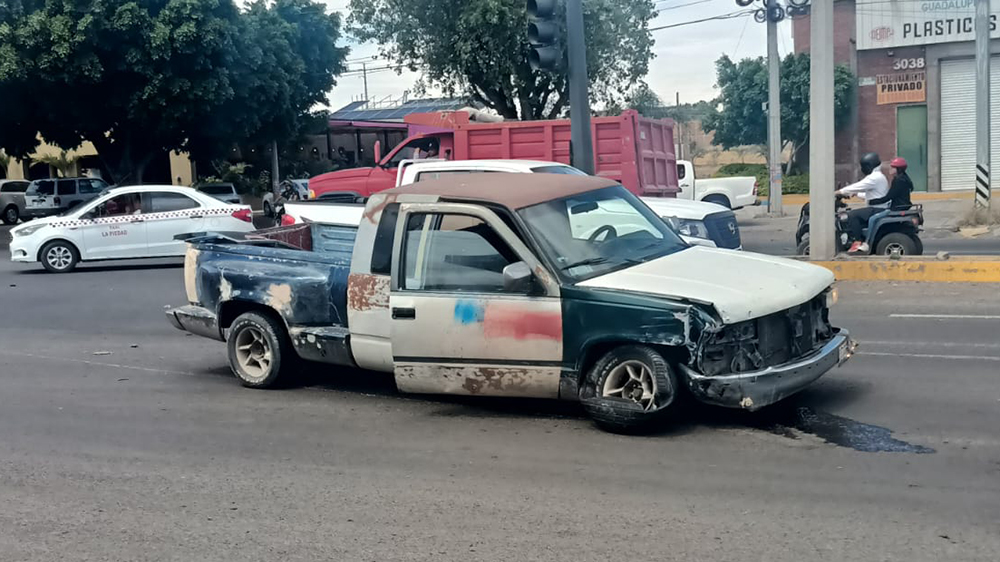 Aparatoso choque de camioneta y auto sobre carretera La Piedad – Guadalajara