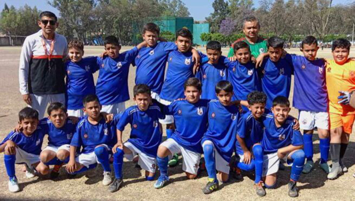 Niños de la primaria “Narciso Mendoza” de Santa Ana Pacueco campeones de futbol regional