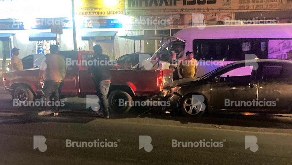 Aparatosa carambola en el boulevard Lázaro Cárdenas de La Piedad deja daños y caos