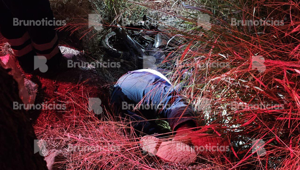 Hallan hombre sin vida y motocicleta en canal de riego cerca de Varal de Morales, Pénjamo