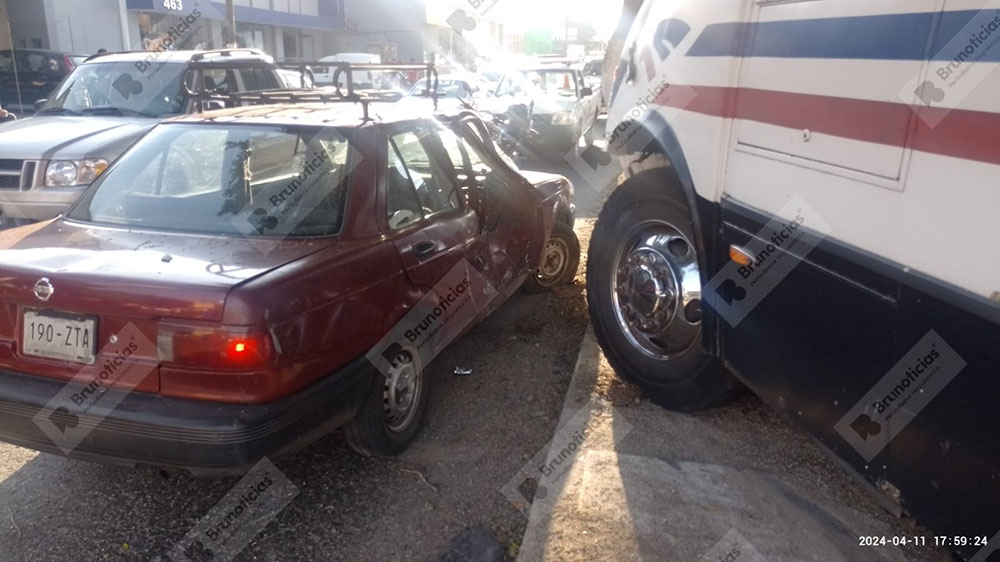 Choque de minibús en La Piedad deja 1 lesionada y 1 auto en pérdida total