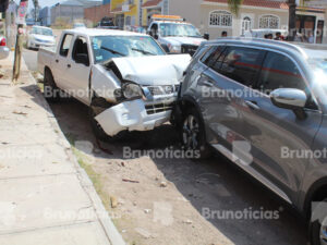 Choque de camioneta conducida por menor causa destrozos en La Piedad