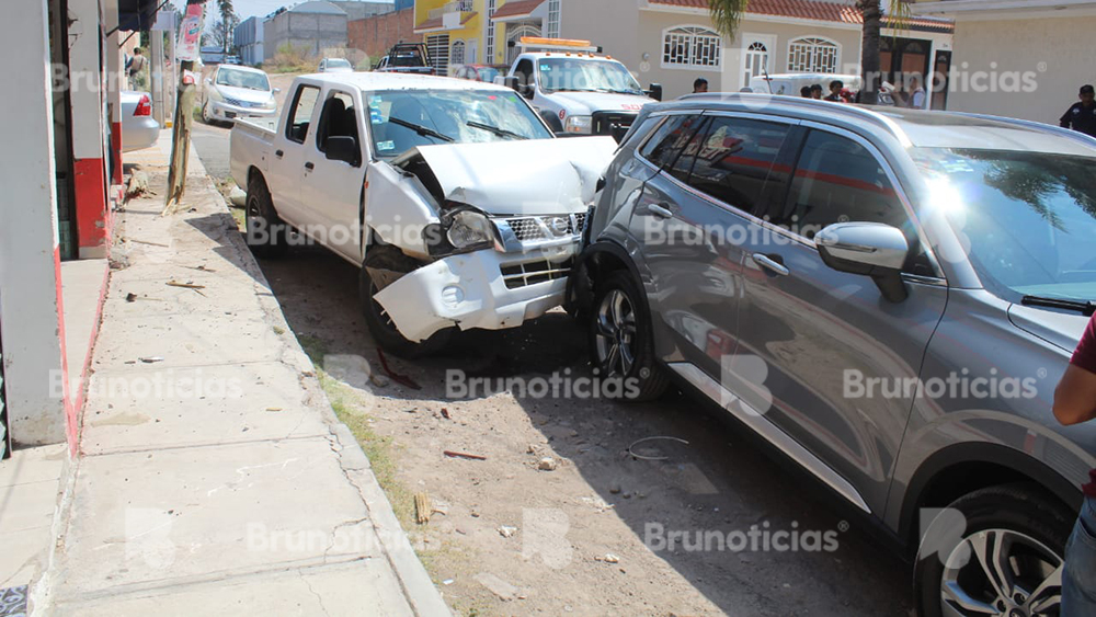 Choque de camioneta conducida por menor causa destrozos en La Piedad